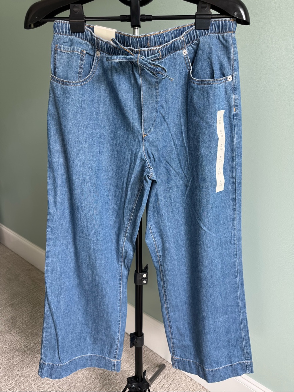 Banana Republic Factory NWT Size Medium Petite Wide Leg Mid Rise Pull On Jeans